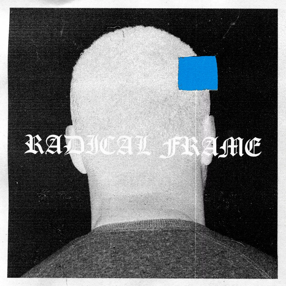 Cover von Actress' Album Radical Frame mit Schwarz-Weiß-Porträt und blauem Quadrat