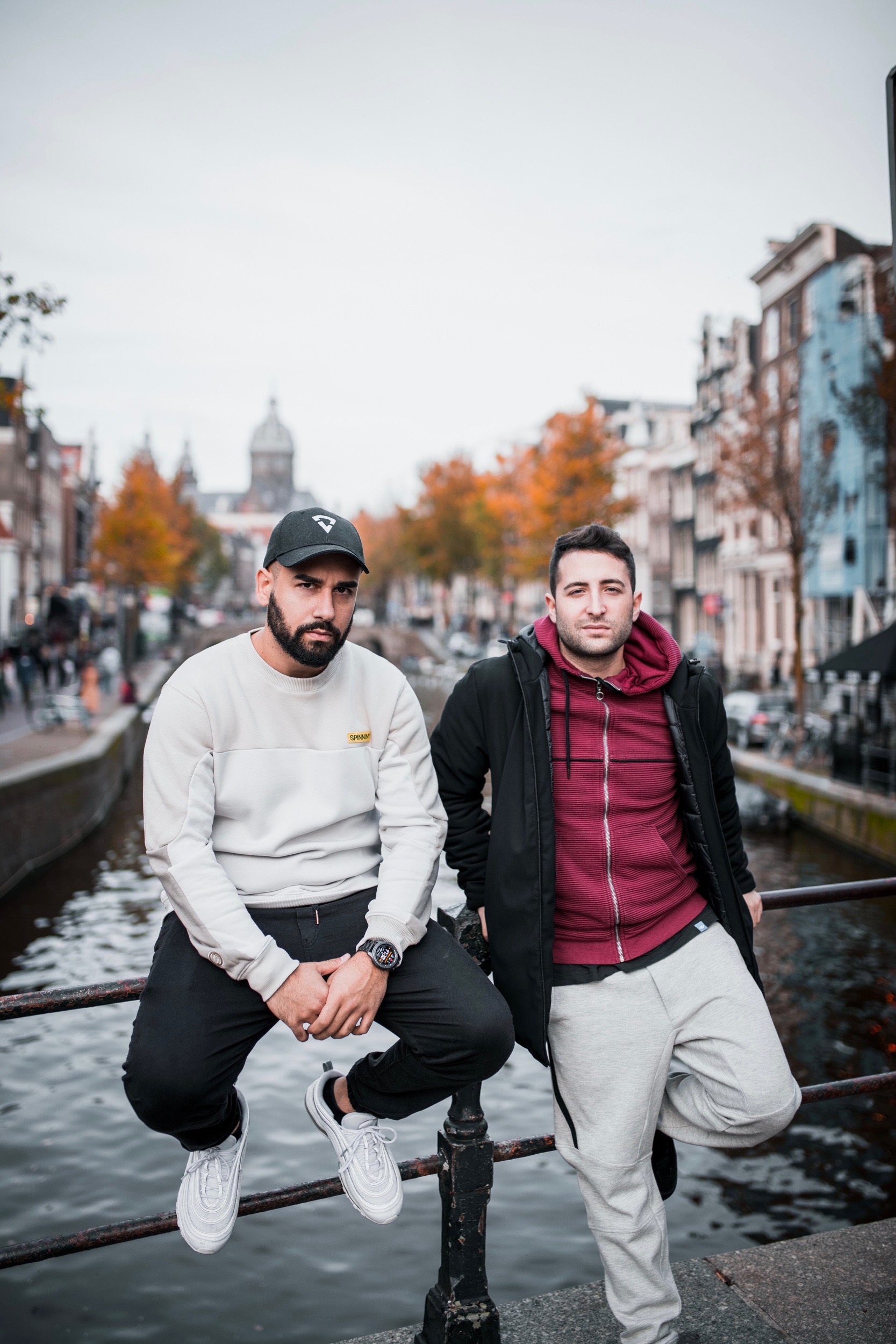 ADE verteilt sein Programm über die gesamte Stadt; neben Clubs gehören Pop-ups, Konferenzorte und Sonderformate zum Festivalbild.
