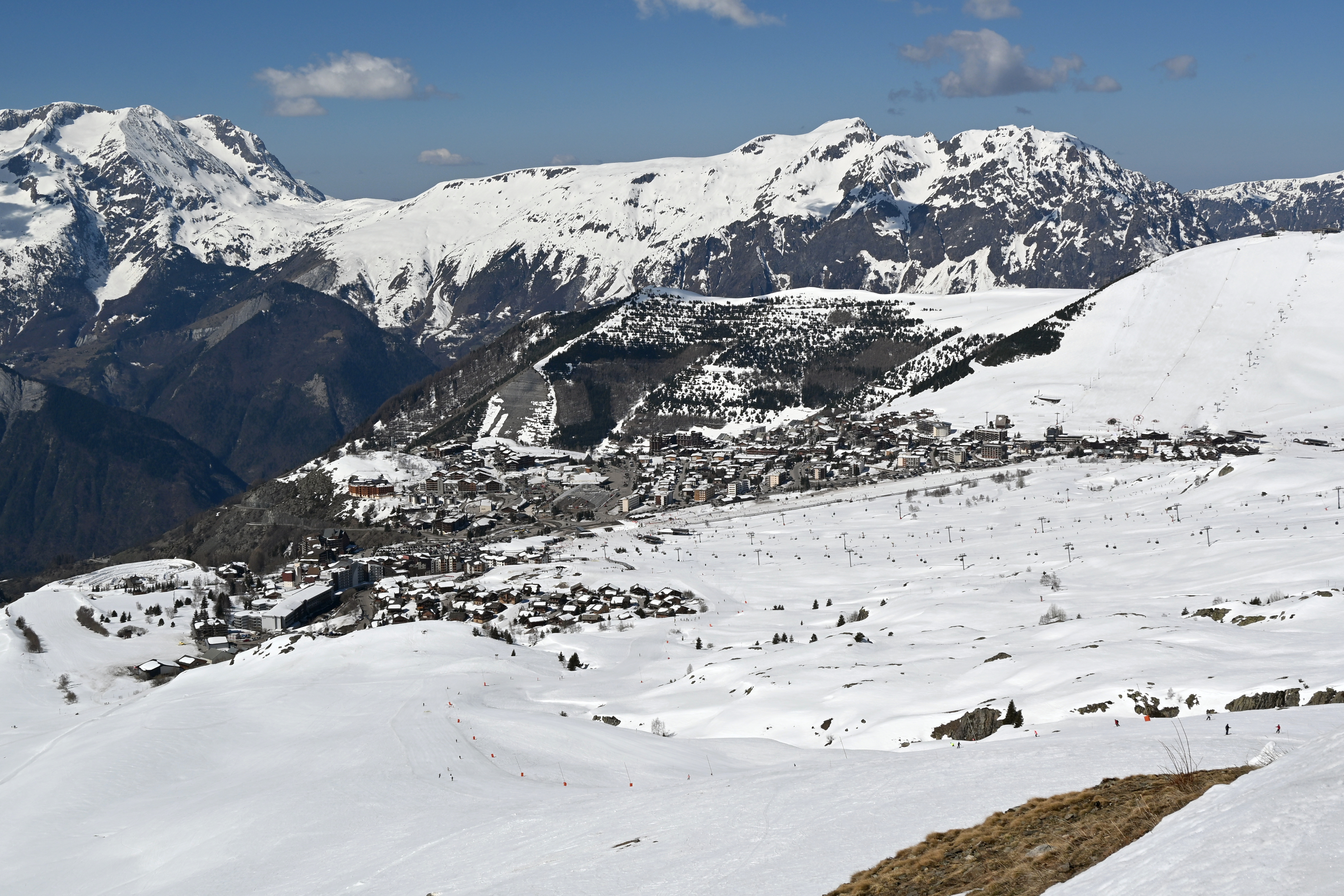 Das Skigebiet Alpe d’Huez im April 2026. Foto: DimiTalen / Wikimedia Commons, CC0.