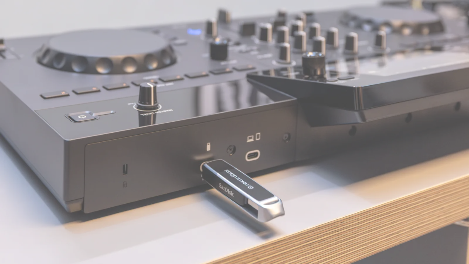 El sistema mantiene el USB como soporte físico junto a las nuevas opciones online. Crédito: AlphaTheta.