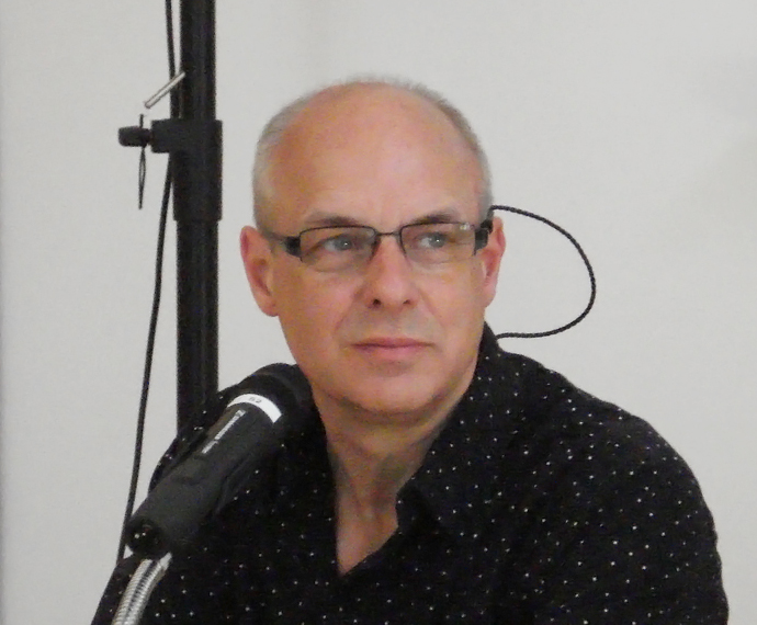 Brian Eno 2008 im Museo Madre in Neapel. Foto: cosciansky / Wikimedia Commons, CC BY 2.0.