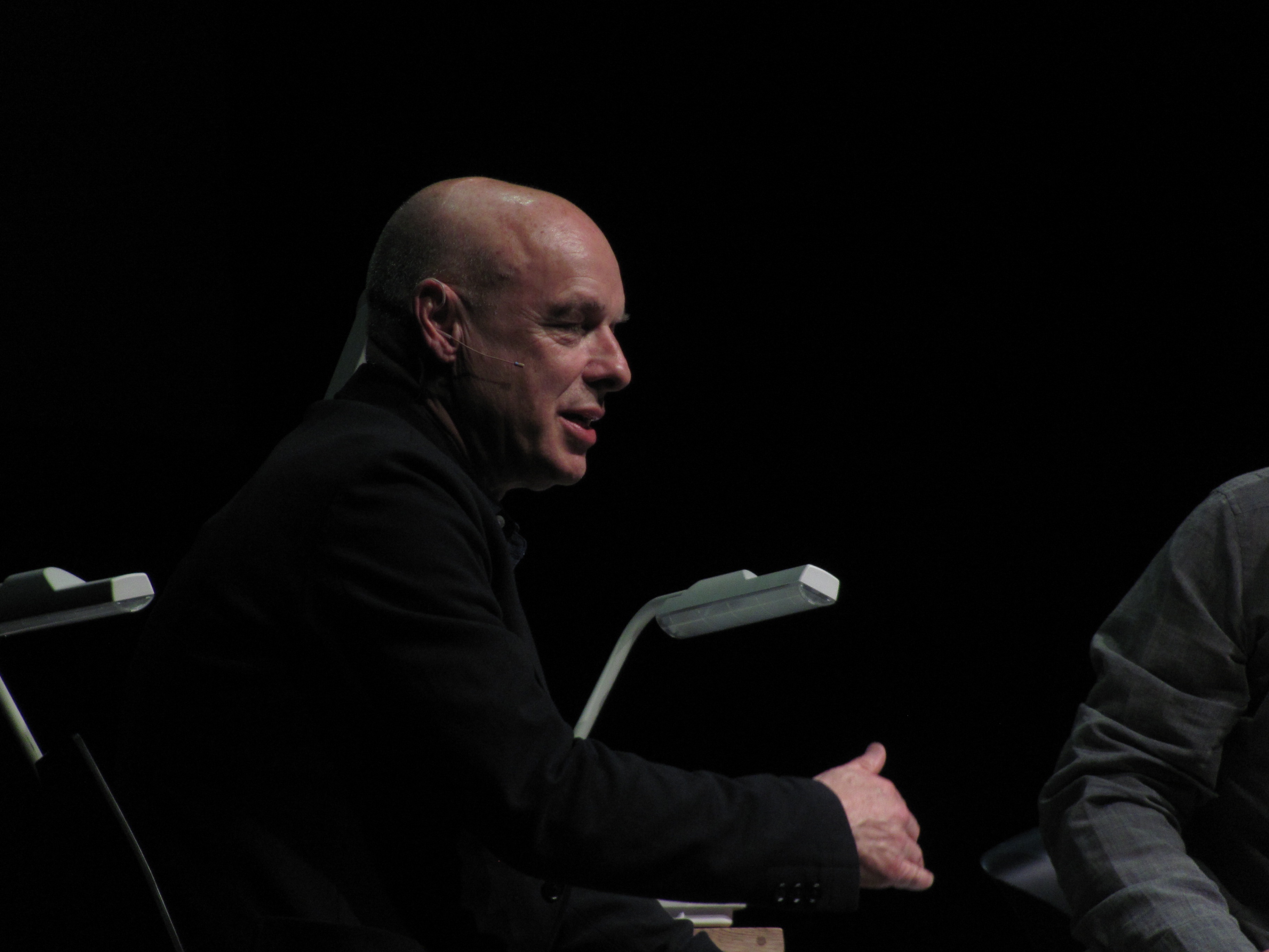 Brian Eno 2014 in San Francisco. Foto: Pete Forsyth, Wiki Strategies / Wikimedia Commons, CC BY 4.0.