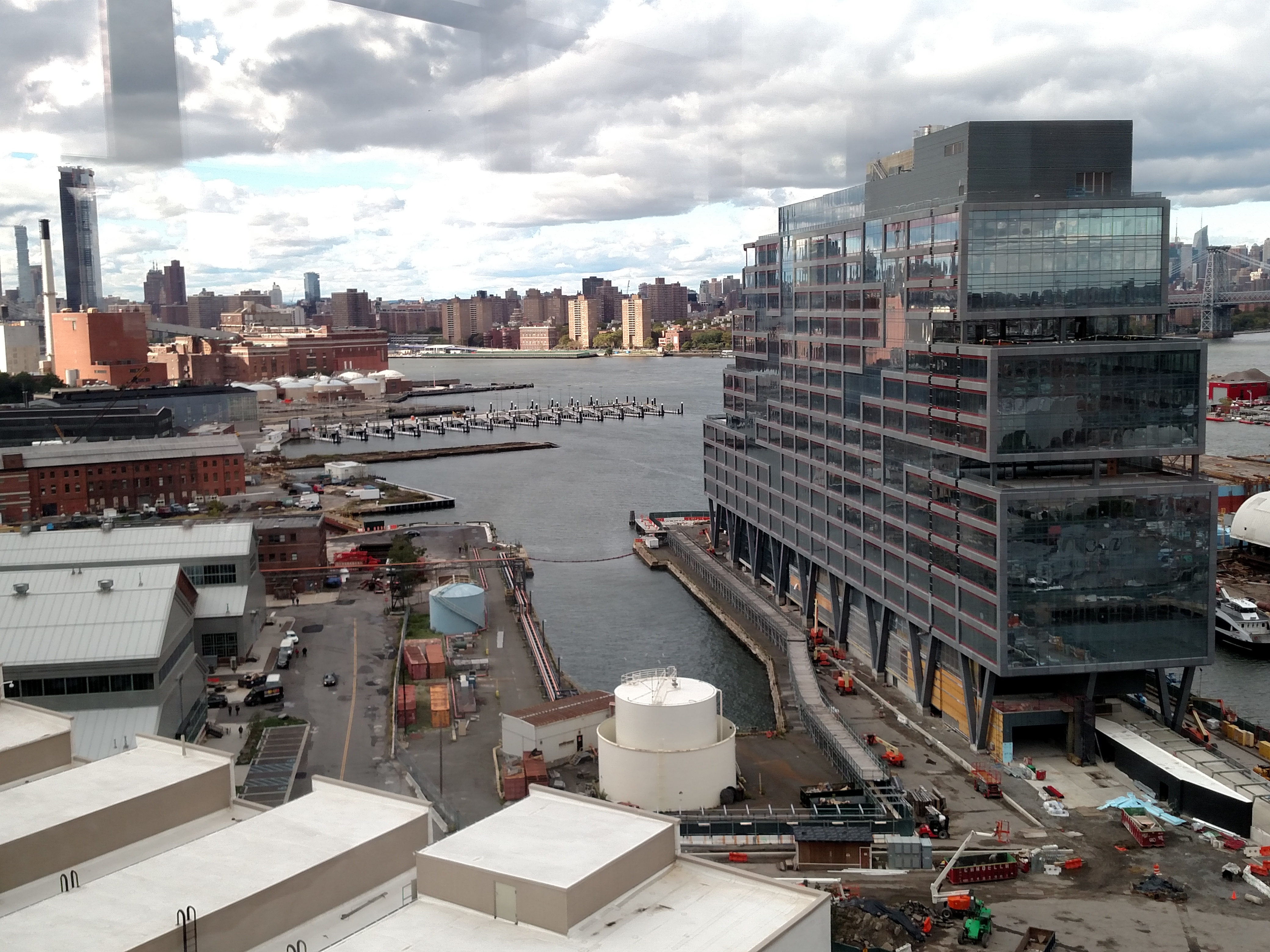El Brooklyn Navy Yard combina actividad industrial, empresarial y espacios utilizados para grandes eventos. Foto: Dsigman48 / Wikimedia Commons.