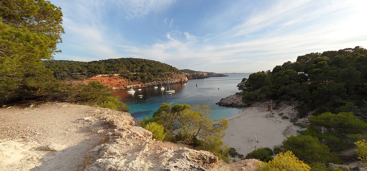 La acción de Cala Saladeta reunió a residentes para reivindicar el uso de los espacios públicos durante la temporada alta.