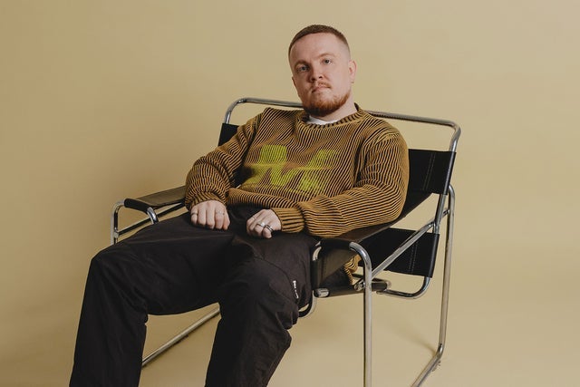 Stussy lleva años construyendo un sonido reconocible alrededor del house y el electro de club; el LP le permite mostrar zonas menos evidentes.