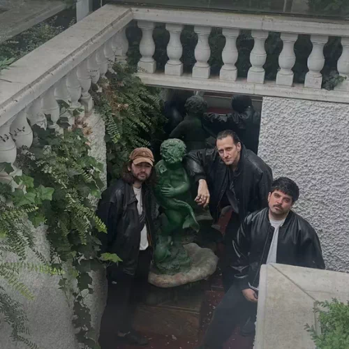 Curses combina electrónica, bajo y una estética heredera del post-punk y el EBM.