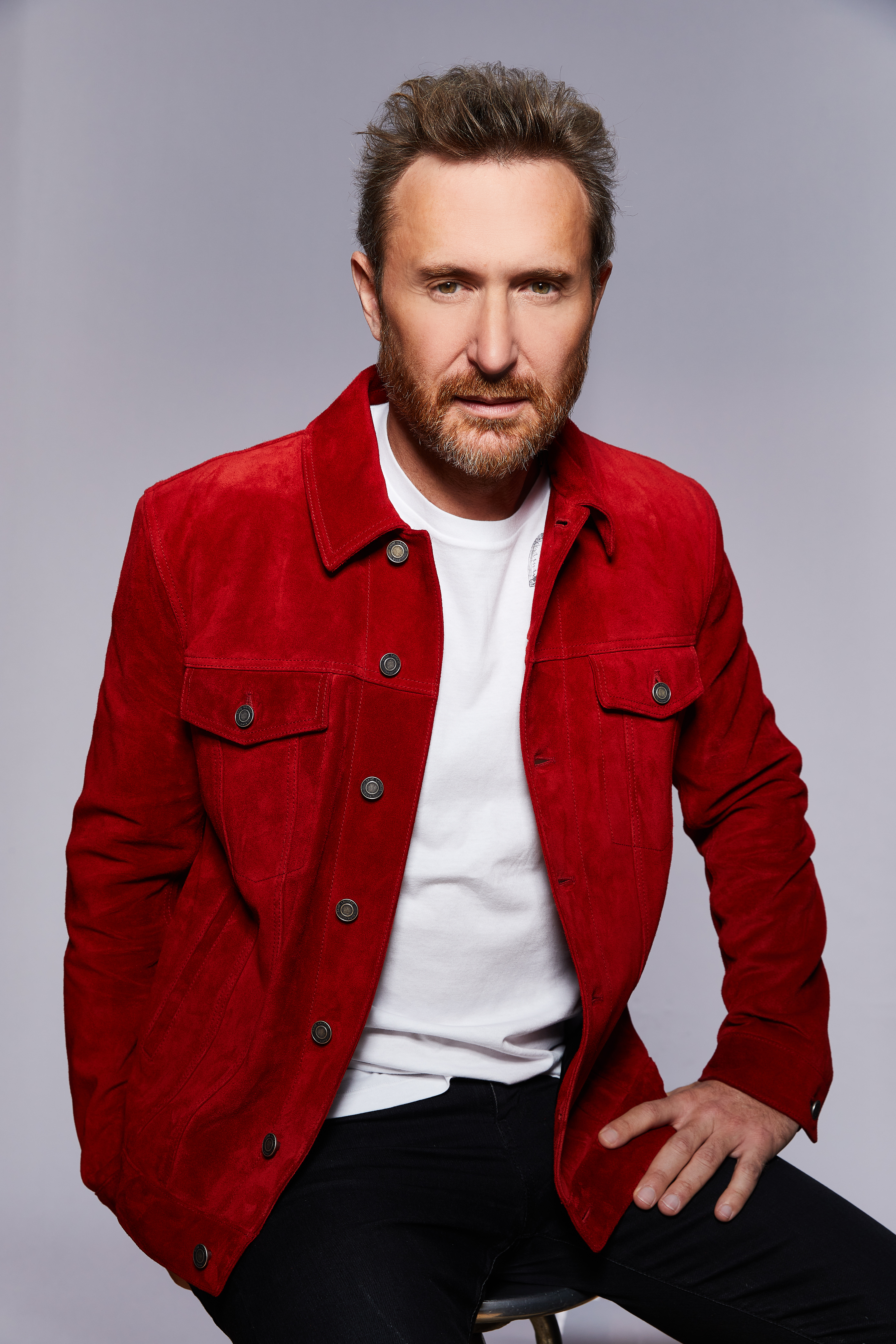 David Guetta aporta a la colaboración una arquitectura de dance-pop que contrasta con el melodic bass de ILLENIUM y la voz country de Dustin Lynch.