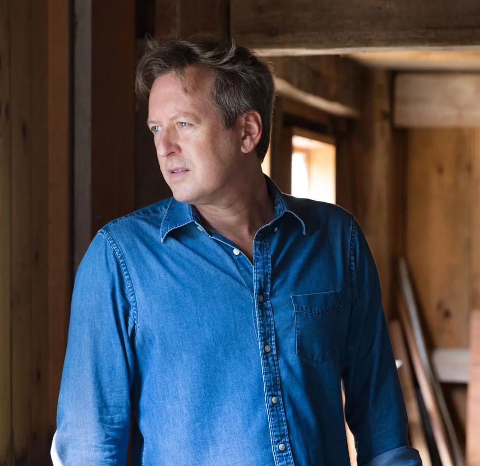 Doug Aitken verbindet in seinen Arbeiten regelmäßig Film, Installation, Architektur und Klang.