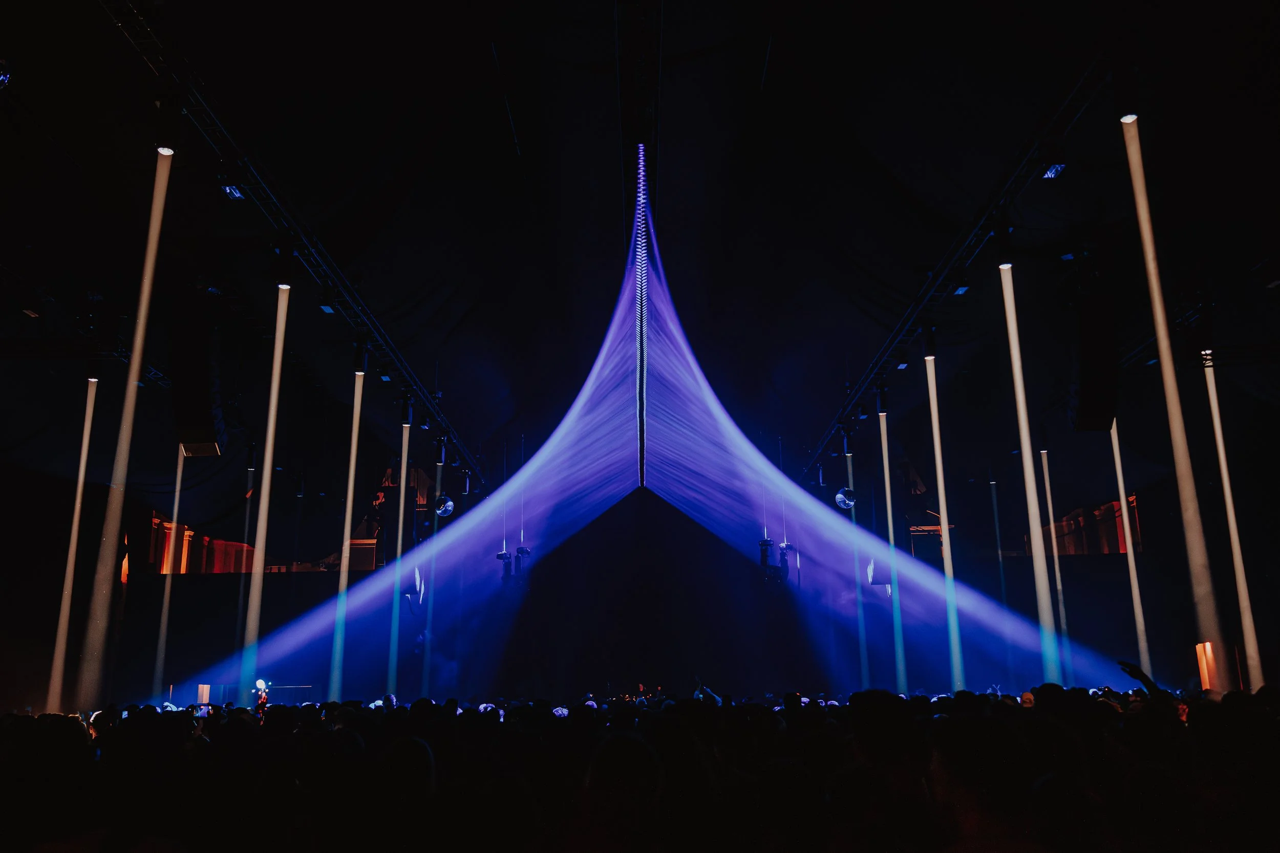 Ed Warren’s production design placed the light installation directly above and around the crowd. Photo: Luke Dyson / Ed Warren.