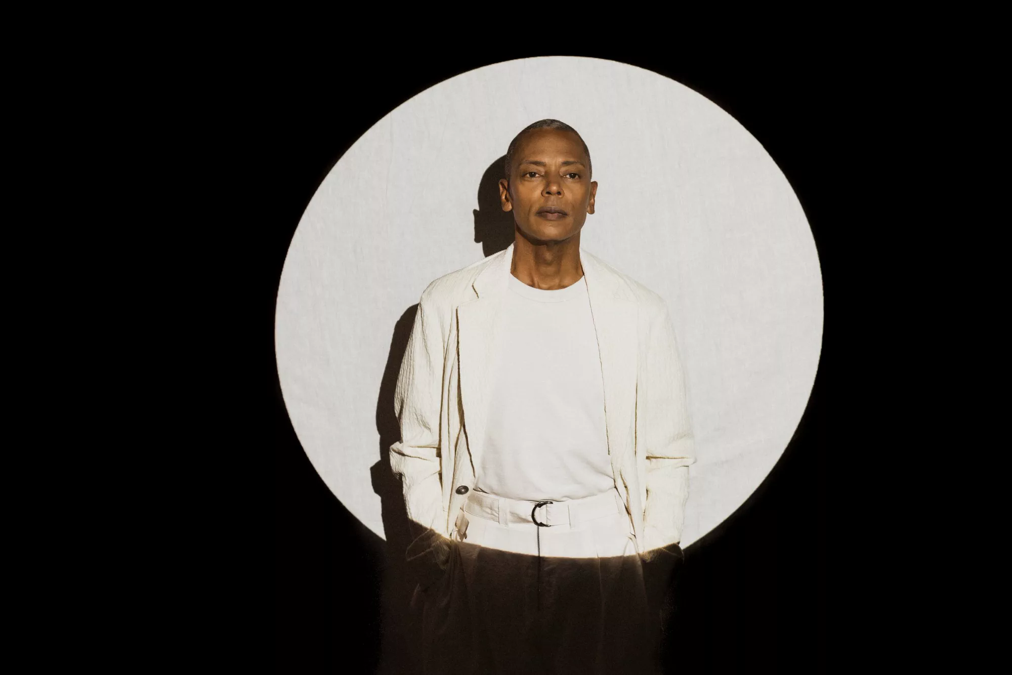 Jeff Mills en una fotografía promocional en blanco y negro