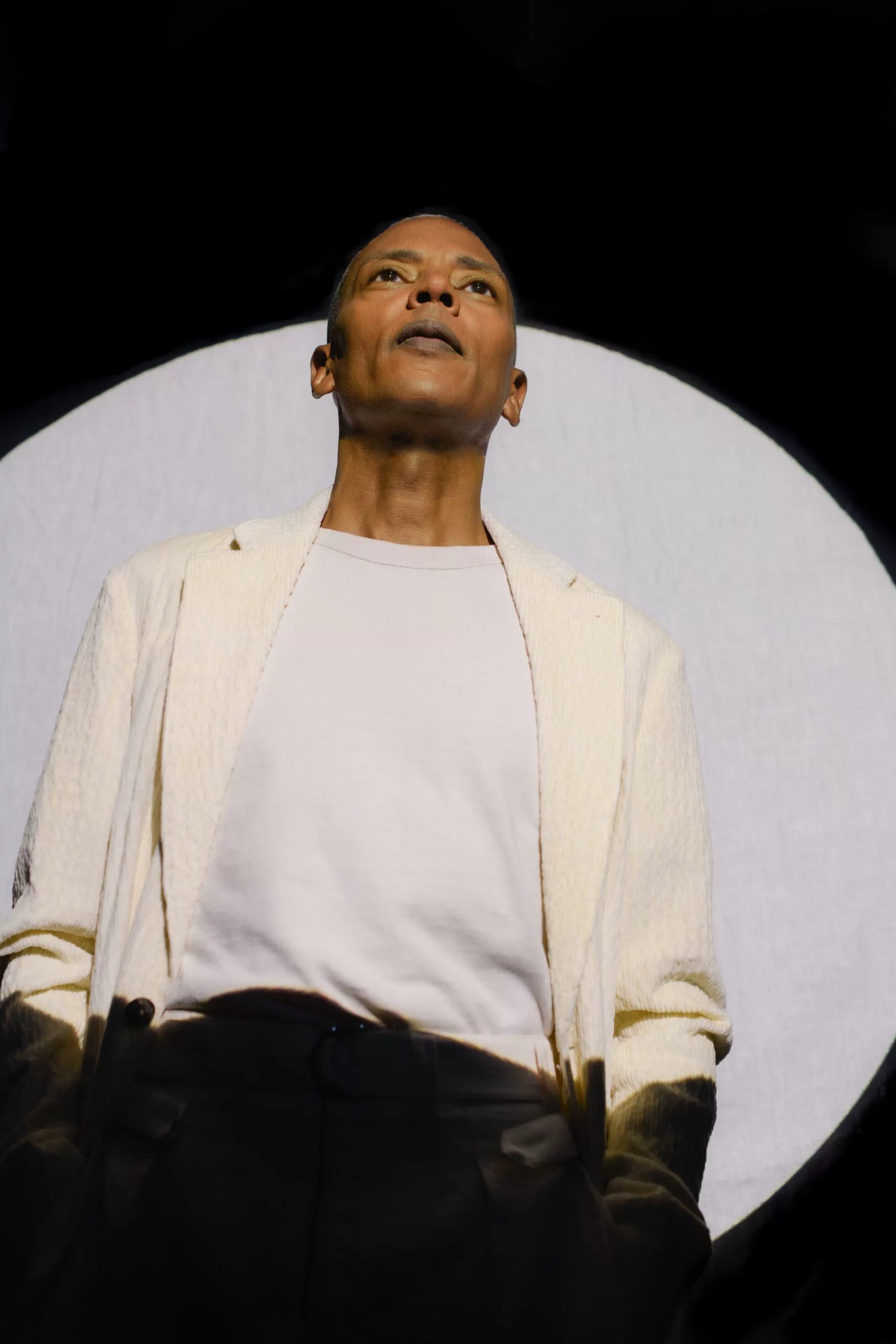 Jeff Mills mantiene desde Axis Records una trayectoria que cruza club, ciencia ficción, cine y proyectos audiovisuales.