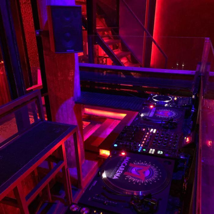 La cabina de Macarena ocupa uno de los puntos centrales del pequeño espacio. Foto: Schlouk Map / Macarena Club.