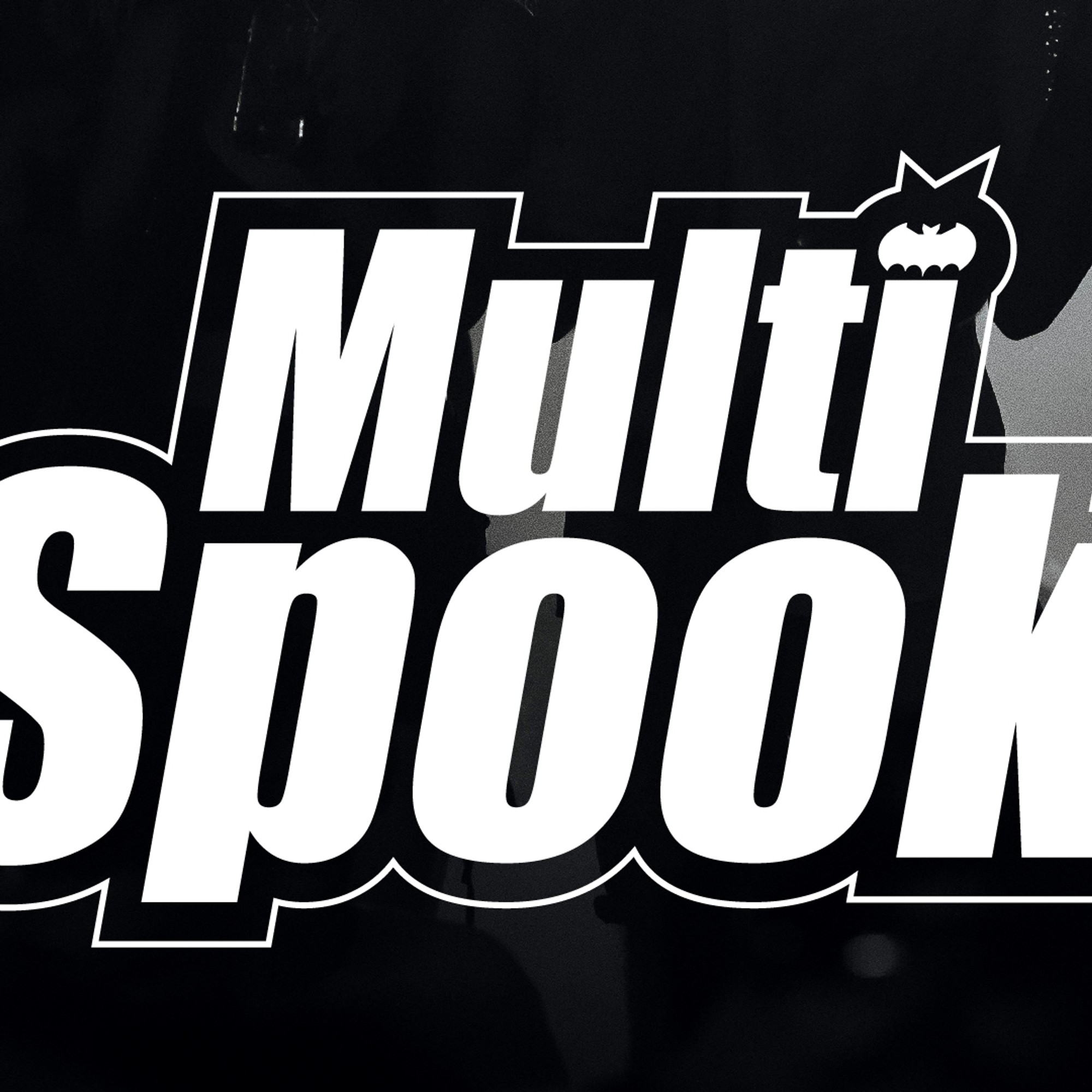 Schwarzweißes offizielles Multispook-Motiv mit großem Spook-Schriftzug und Fledermauslogo.