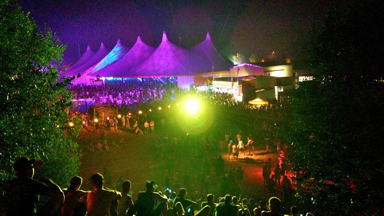 Der Century Circus gehört zu den wiederkehrenden Techno-Schwerpunkten auf dem Pydna-Gelände.