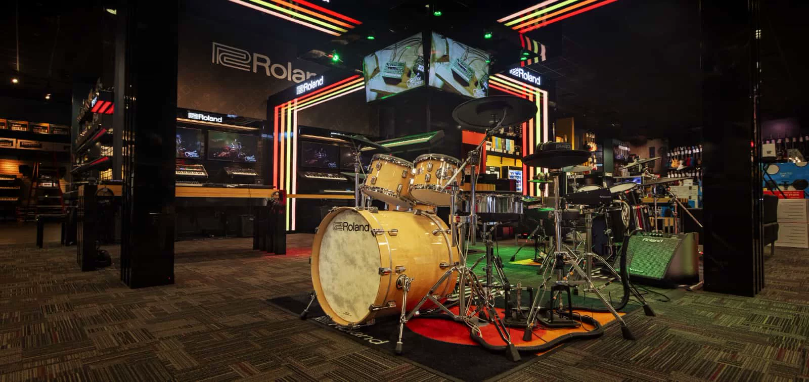 Interior de una Roland Store con baterías electrónicas y equipos Roland