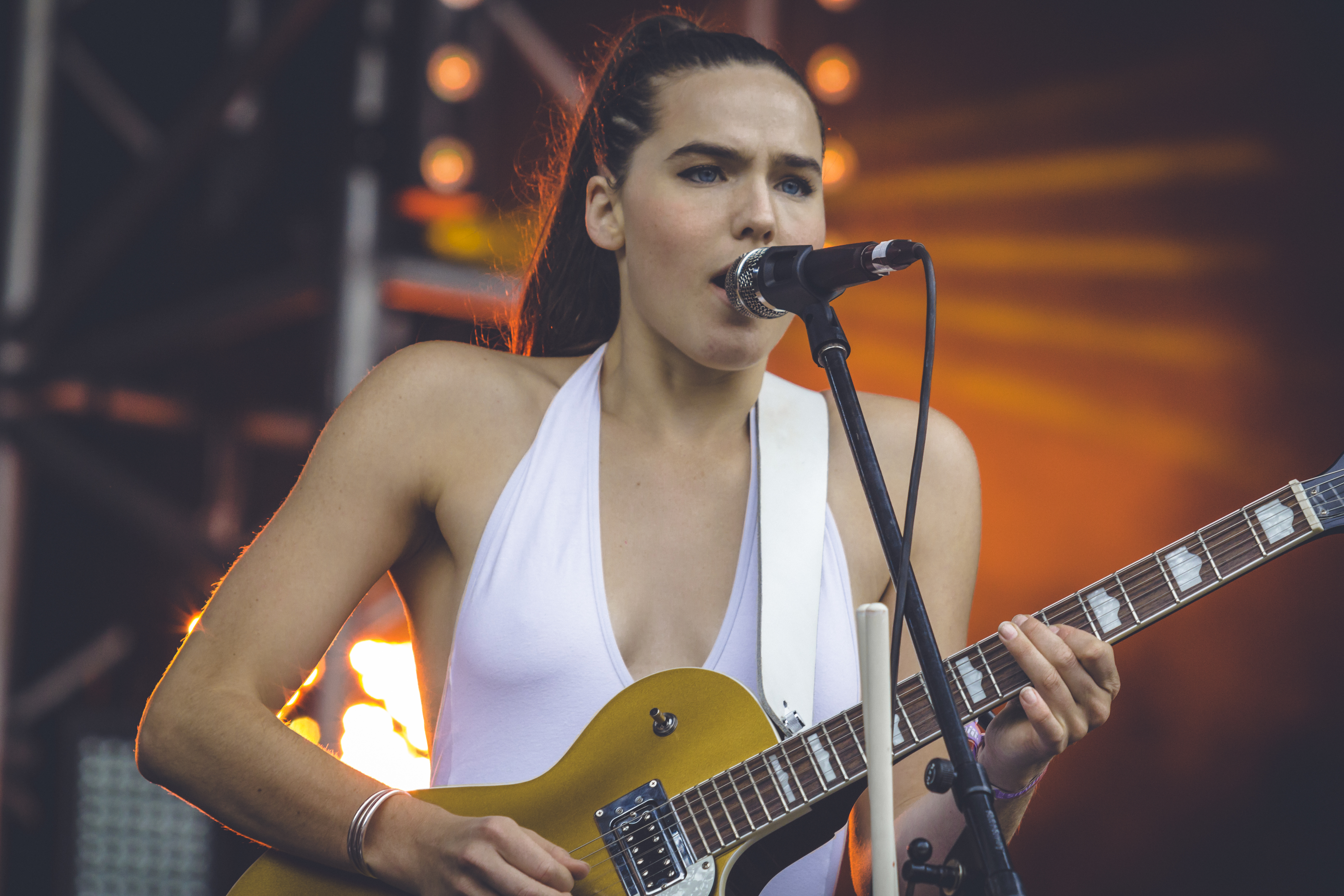 SOFI TUKKER ergänzen das überwiegend DJ-geprägte Festivalprogramm mit einer Live-Show.