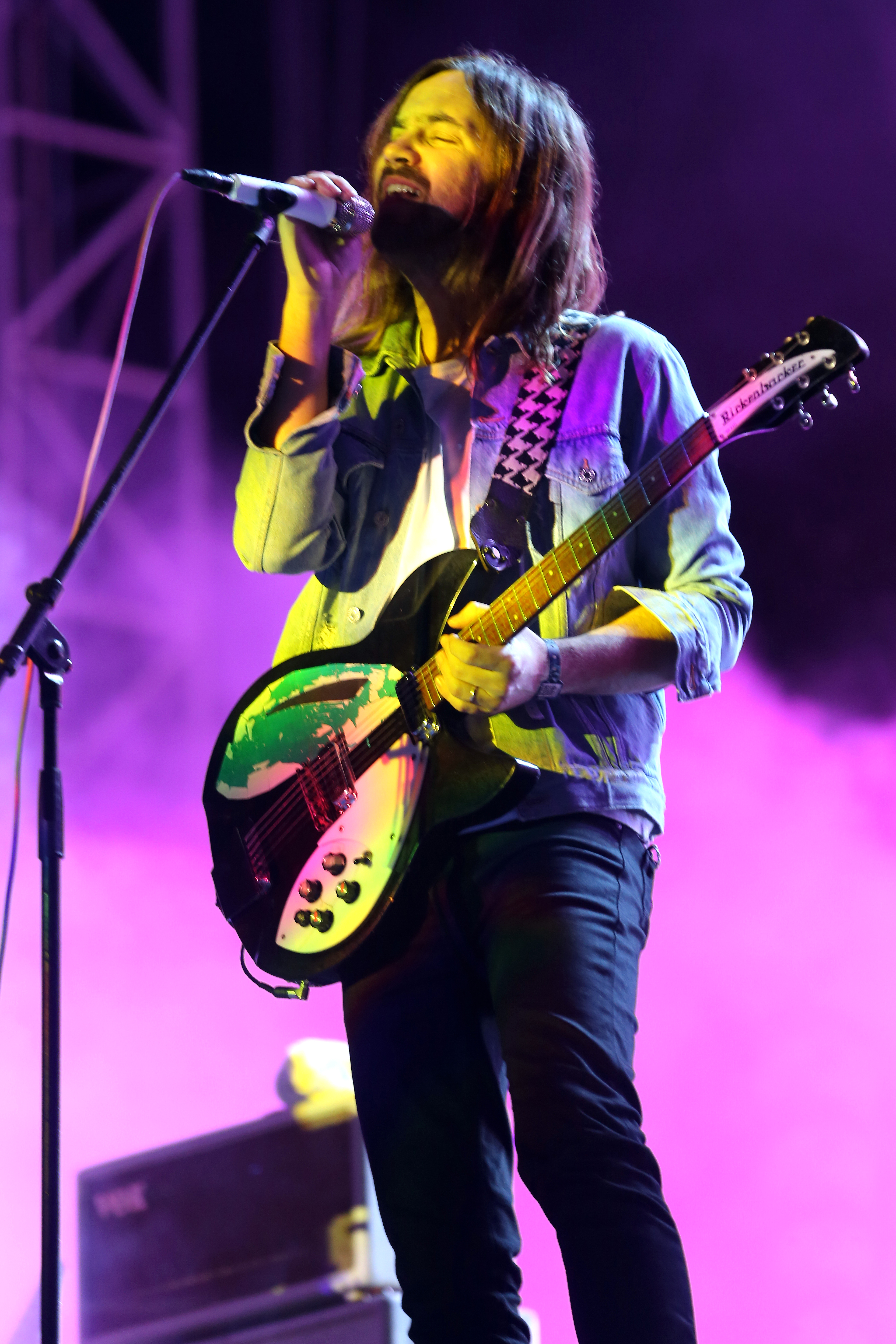 Kevin Parker von Tame Impala bei einem Live-Auftritt auf einer Festivalbühne.