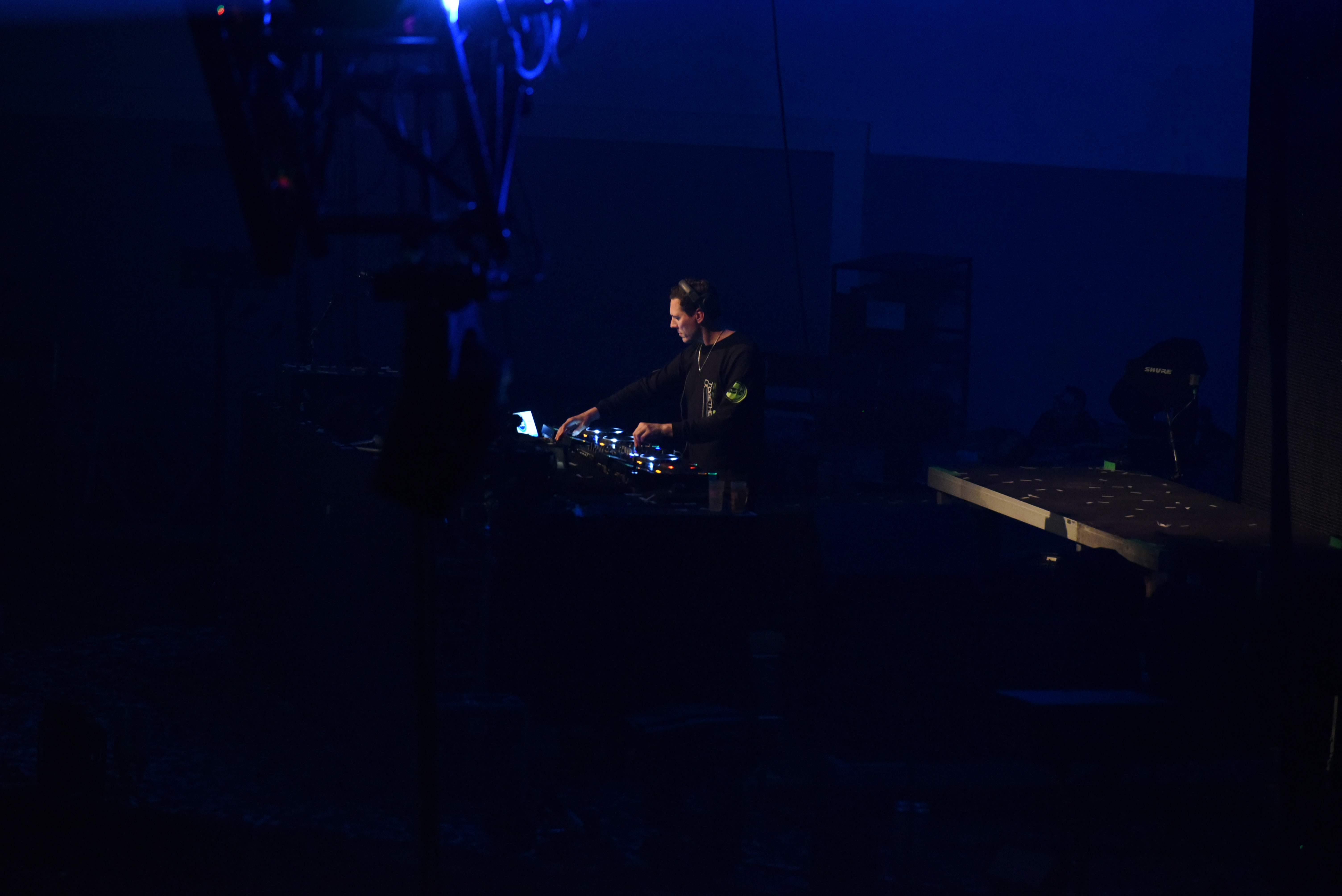 Tiësto spielt bei Mayday 2019 hinter einem beleuchteten DJ-Pult.