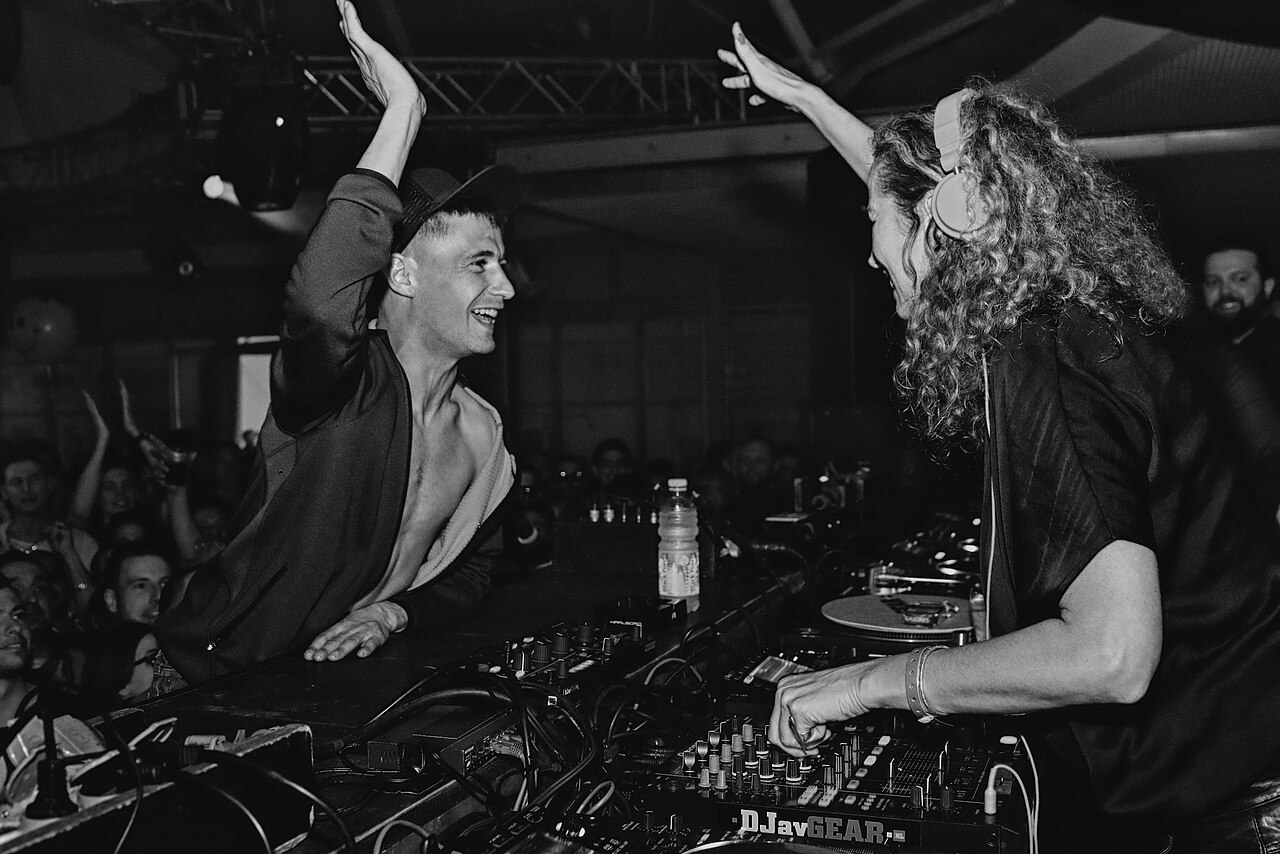 Time Warp entstand in Deutschland und gehört seit den 1990er-Jahren zu den langlebigsten Techno-Festivalmarken Europas.
