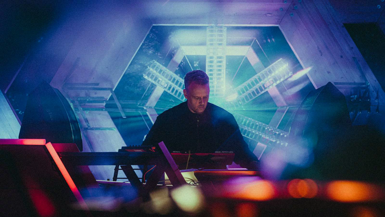 Vril ha mantenido en paralelo su trabajo de estudio y un formato live centrado en electrónica, dub y techno.