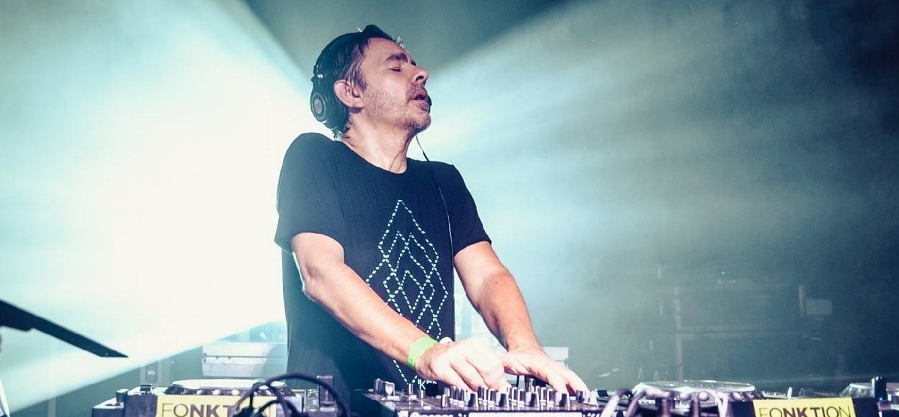 Cover des Buches Garnier von Mathilde Ramadier mit einem Schwarzweißfoto von Laurent Garnier am DJ-Pult.