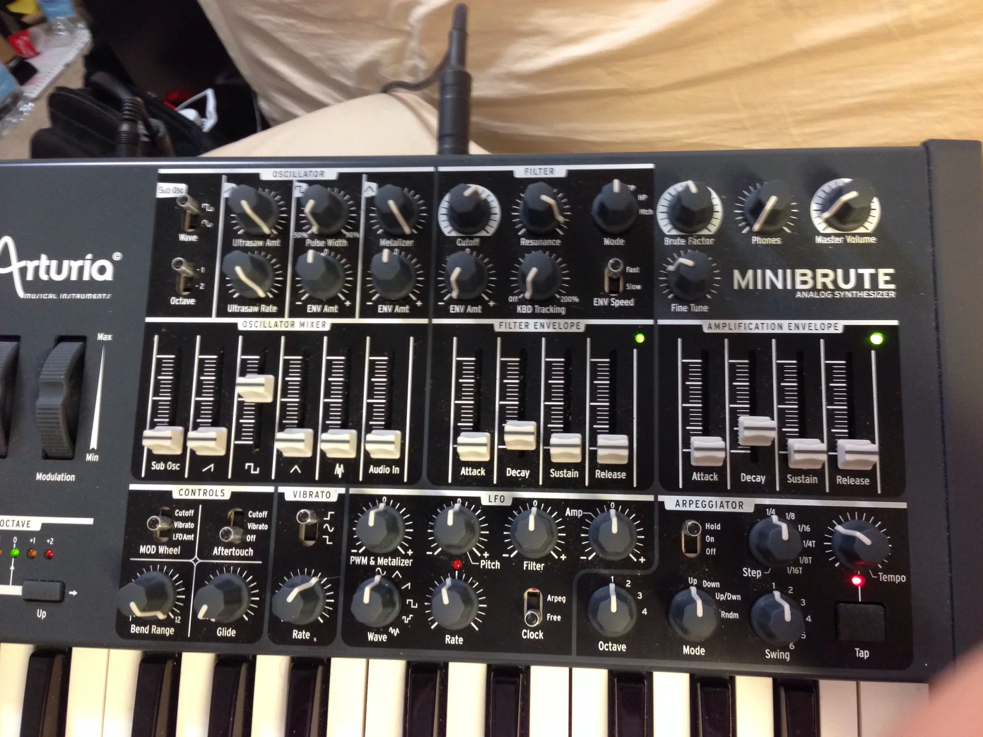 Die Regler und Bedienfelder eines klassischen Arturia MiniBrute