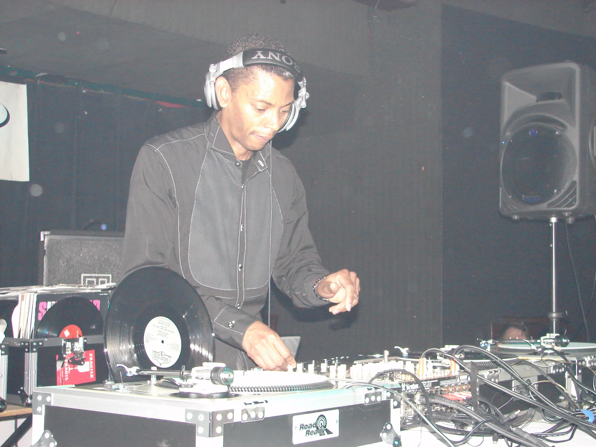Jeff Mills trabajando ante un equipo de DJ en una actuación
