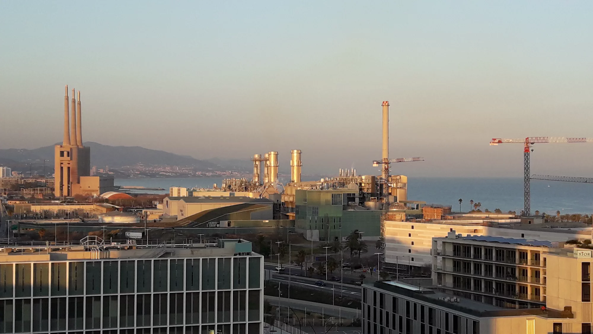 Die drei Schornsteine des ehemaligen Küstenkraftwerks in Sant Adrià de Besòs auf einem Foto von 2023