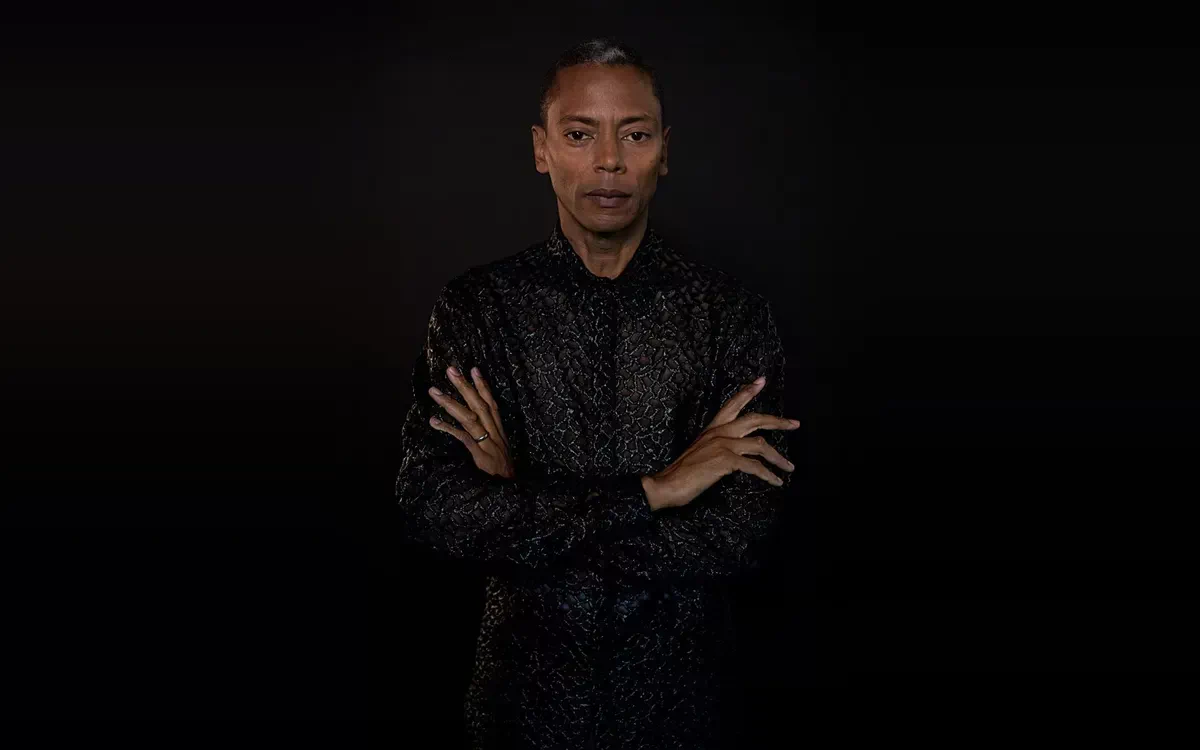 Jeff Mills actuando ante su equipo de DJ