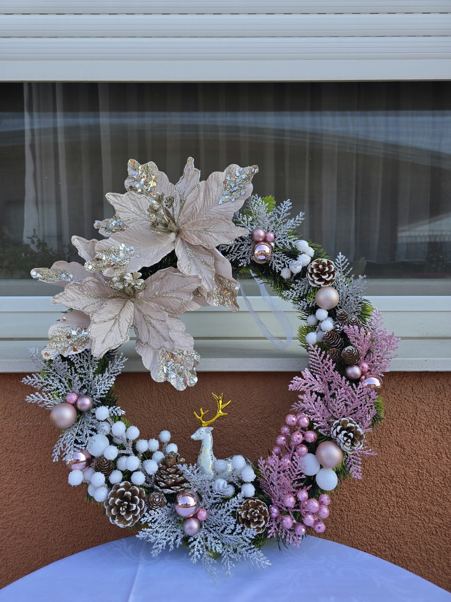 Rozi božićni vijenac za vrata s magnolijama i zlatnim jelenom