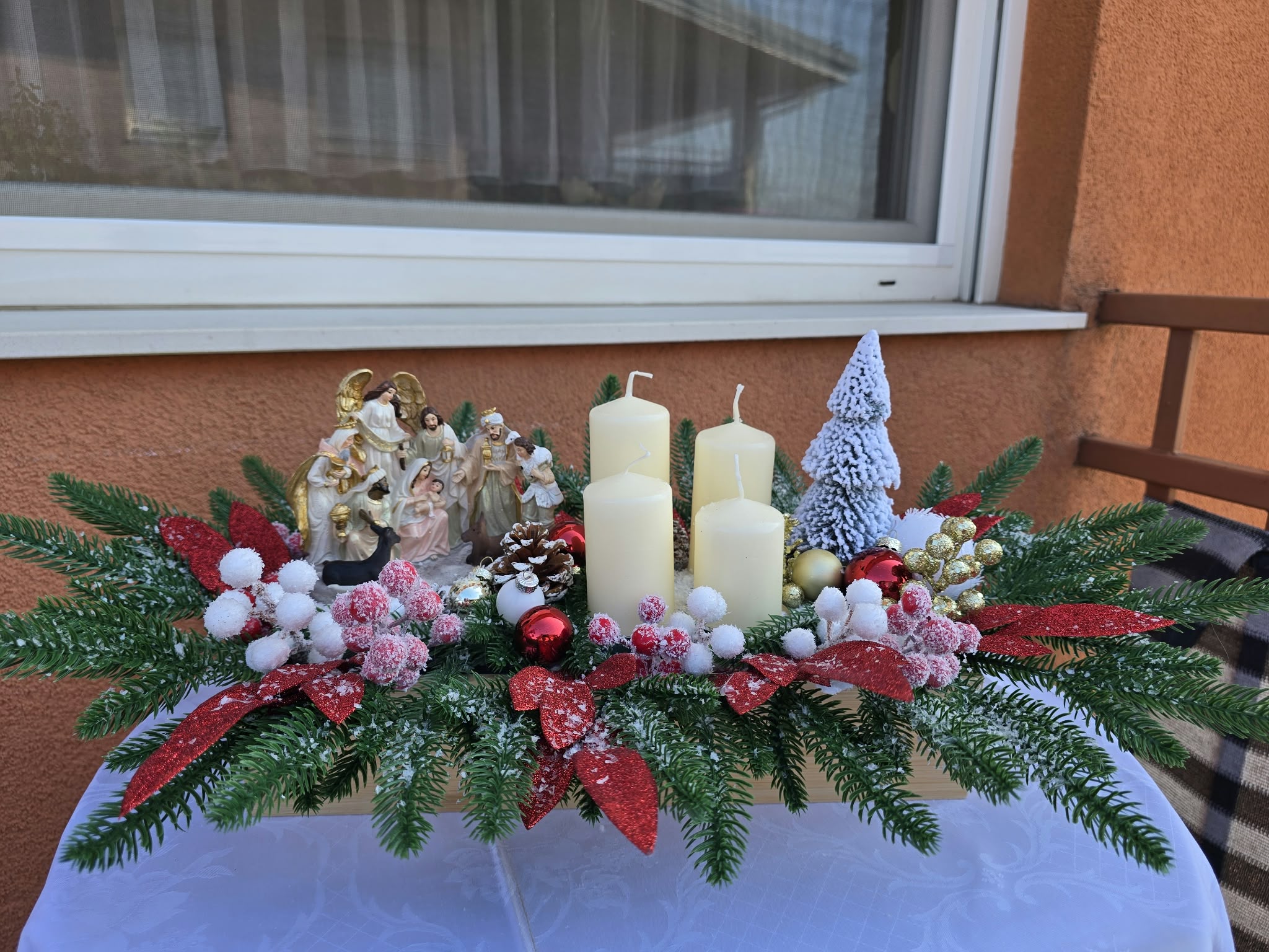 Tradicionalni adventski vijenac za stol s figurom Svete obitelji i četiri bijele svijeće