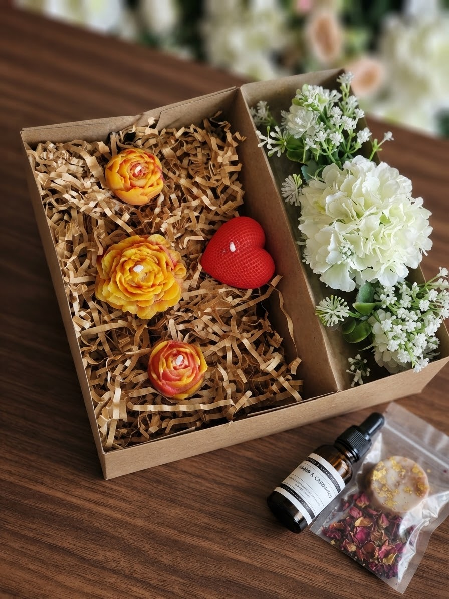 Romantic candle gift set: peony, two roses and a braided heart in a natural box