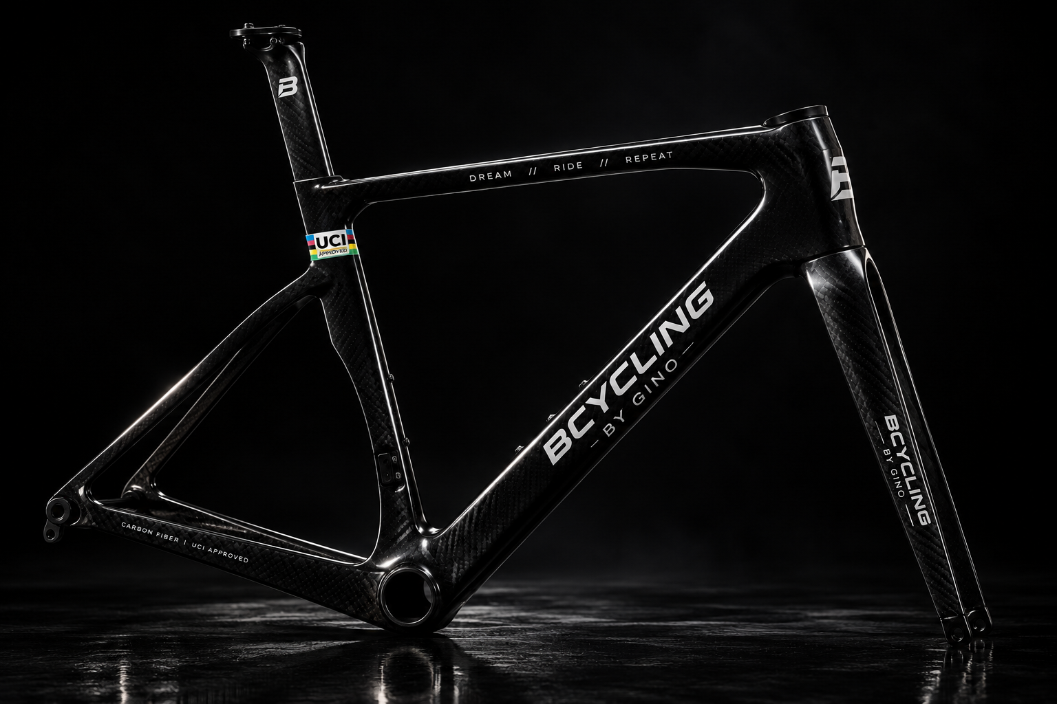Zwart carbon racefietsframe gefotografeerd in studiolicht met opschrift 'BCYCLING by GINO' en een UCI-sticker.