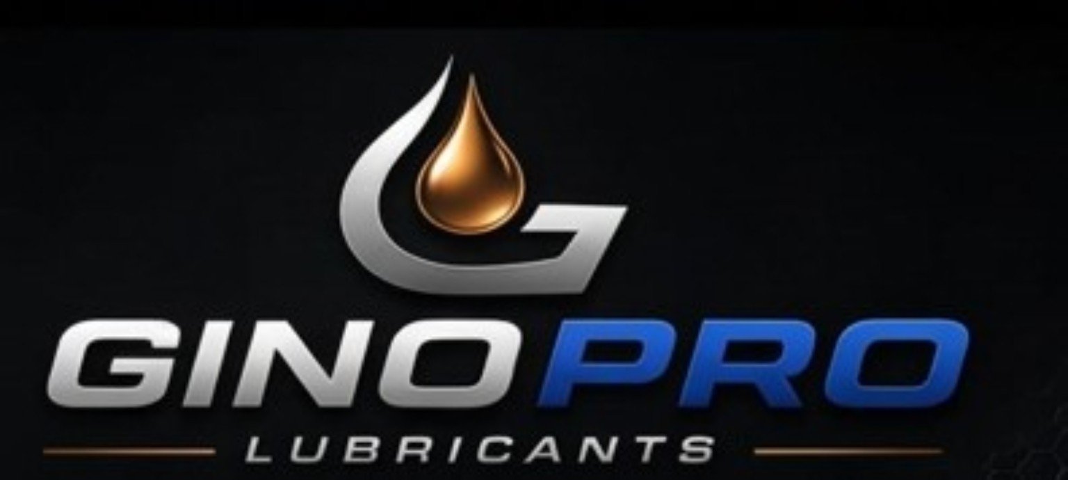 Logo van GINO PRO Lubricants: gestileerde zilverkleurige 'G' met een goudbruine oliedruppel en de tekst 'GINO PRO' in zilver en blauw op een zwarte achtergrond.