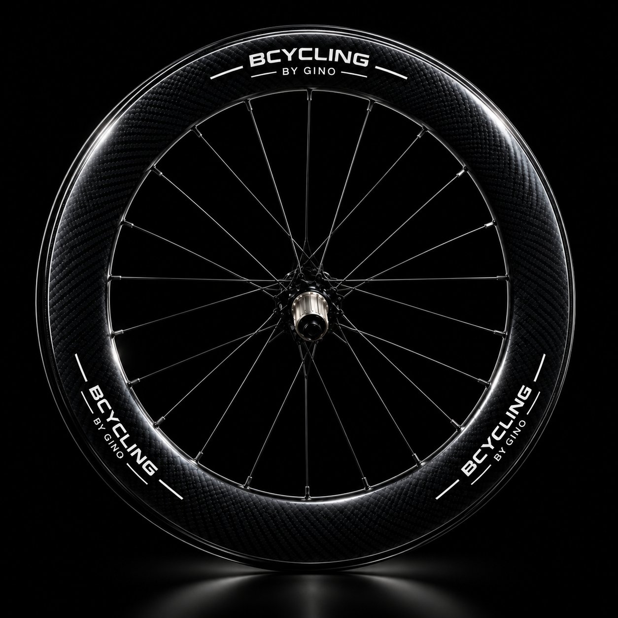 Diep gesneden carbonfietsvelg met het opschrift 'BCYCLING BY GINO' op de velgrand, frontaal gefotografeerd op zwarte achtergrond.