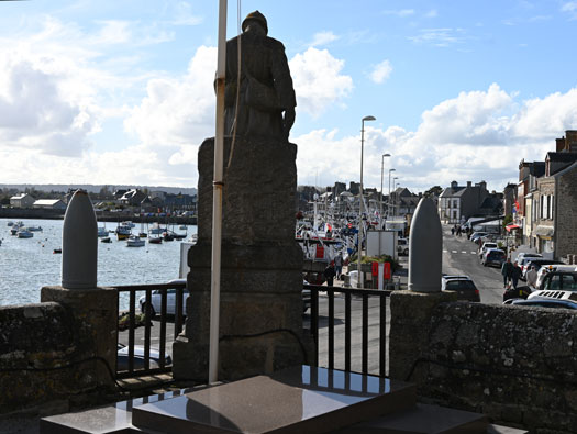 StP122 Barfleur rive gauche du port