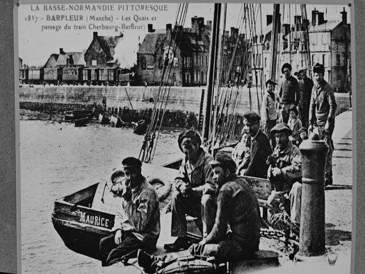 StP122 Barfleur rive gauche du port