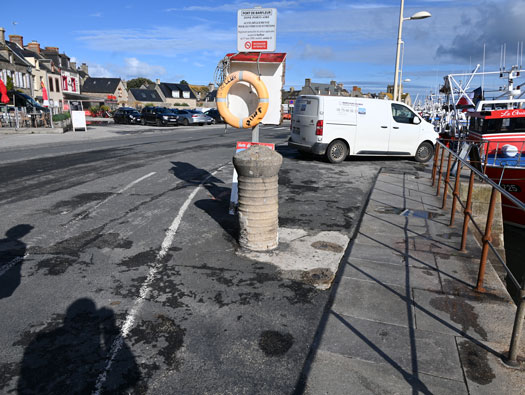 StP122 Barfleur rive gauche du port
