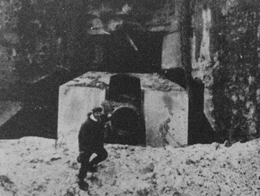 A British Intelligence Officer looking at the Lindemann Batterie.
