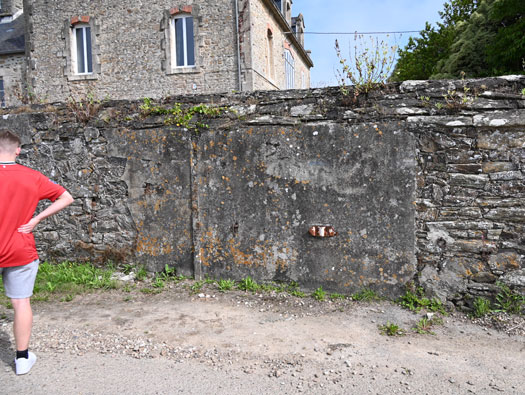 Wn28 
  Quettehou ville +
Quettehou Allée de L'Église Batterie