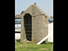 Ein betoniertes Wachhüschen.
A concrete guard house.