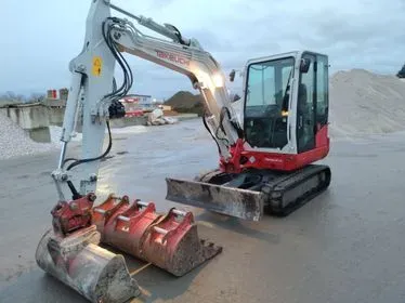 TAKEUCHI TB 240 (1)