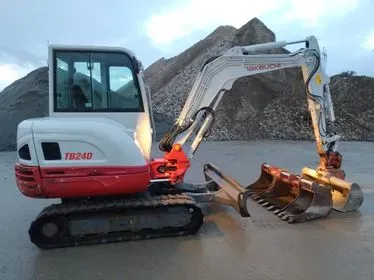 TAKEUCHI TB 240 (5)
