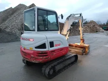 TAKEUCHI TB 240 (2)