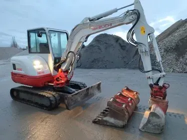 TAKEUCHI TB 240 (3)