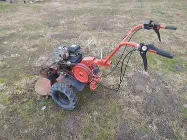 Zahradní multifunkční nářadí / 2005 (1)