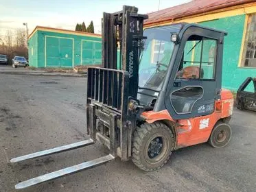 TOYOTA 62-7FDF30 / 2005 / 10 377 m/h (1)