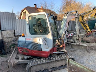 Takeuschi TB 235 (1)