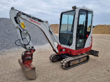 TAKEUCHI TB 216 (1)