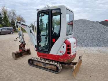 TAKEUCHI TB 216 (3)